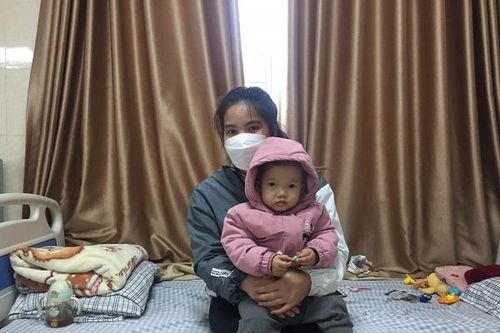 Người mẹ dân tộc Thái xin cứu con 1 tuổi mắc bệnh ung thư hốc mắt