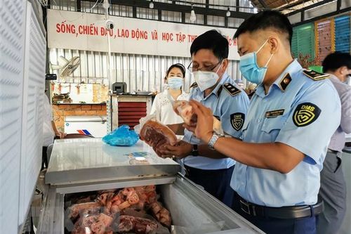 Cần Thơ: Phát hiện hơn 700kg thịt lợn, sụn gà không rõ nguồn gốc