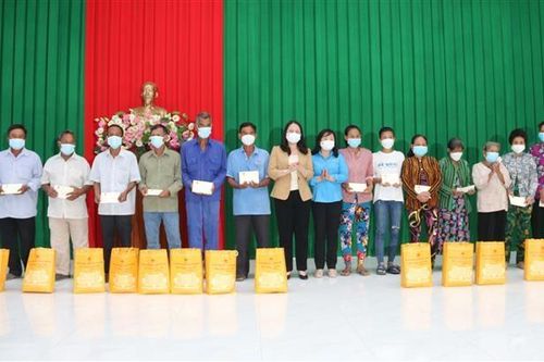 Phó Chủ tịch nước tặng quà hộ nghèo, học sinh vượt khó ở Trà Vinh