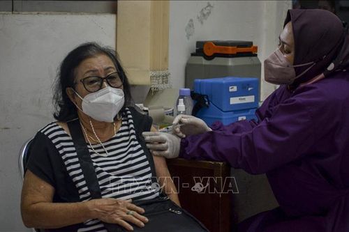 Indonesia giải thích quyết định tiêm mũi tăng cường bằng nửa liều vaccine