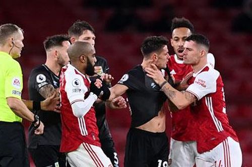 Cầu thủ Arsenal bị điều tra vì cố tình nhận thẻ vàng không đáng có