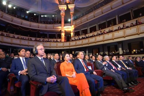 Phu nhân ông Phạm Nhật Vượng lần đầu xuất hiện trước công chúng