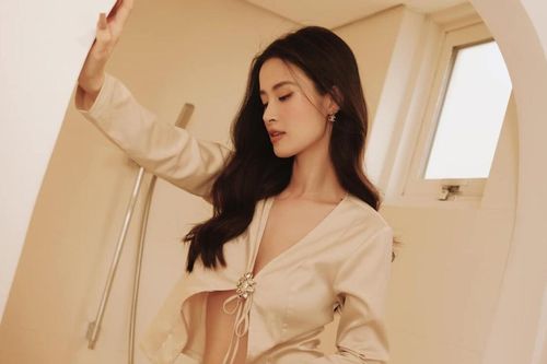 Đông Nhi đu trend áo chỉ cài một nút, táo bạo cực kỳ nhưng lại không hề phản cảm
