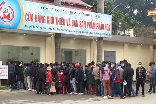 Yêu cầu Nhà máy Z 121 tuân thủ luật cạnh tranh, không ép người dân mua combo pháo hoa