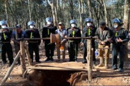 Triệt xóa điểm khai thác vàng trái phép trong lô cao su
