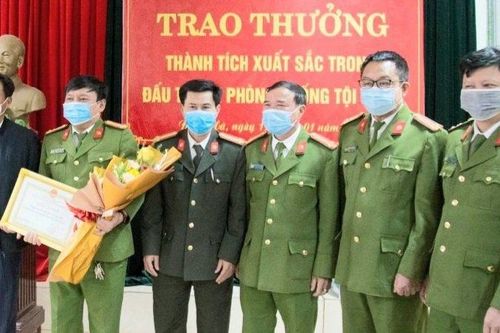 Thưởng Công an Đông Hà bắt giữ vụ vận chuyển 4 bánh heroin và 10kg ma túy đá