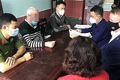 Bàn giao đối tượng bị truy nã cho Cảnh sát Vương quốc Anh