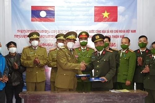Bàn giao thêm 1 trụ sở làm việc cho Công an nước bạn Lào