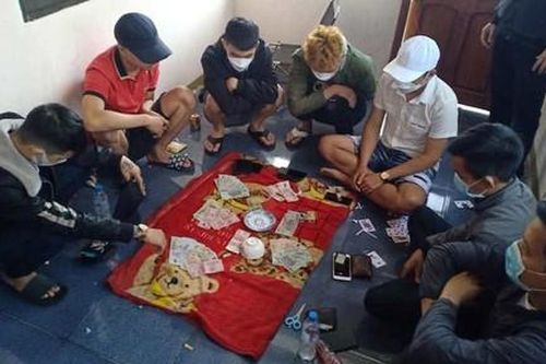 Phá sòng xóc đĩa tại quán cà phê do 'quý bà' điều hành