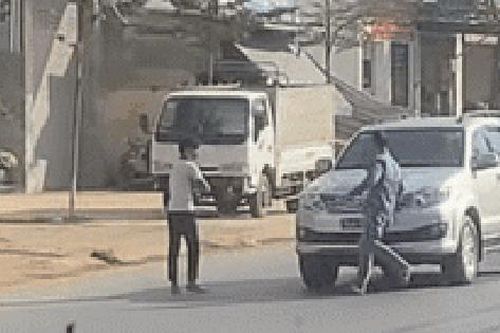 Chặn đầu xe định ăn vạ, thanh niên bị tát cho ngẩn người, CSGT 'hốt' đi nhanh chóng