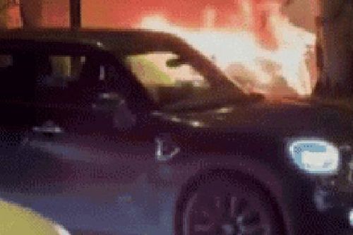 Chồng mua xe Ferrari mới cóng gần 8 tỉ chở vợ, mới đi được 3 km đã biến thành quả cầu lửa