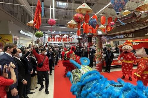 Đầm ấm Tết Việt khắp muôn nơi