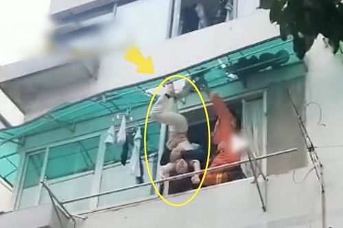 Vợ chồng uống rượu say rồi biến thành 'xác sống' dọa hàng xóm