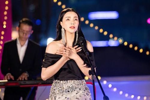 Trà Ngọc Hằng hát trên sân thượng