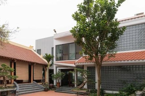Gia chủ làm biệt thự bên cạnh nhà thờ họ để con cháu sum vầy dịp Tết