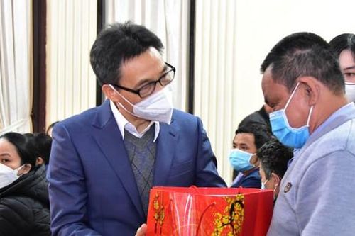 Phó Thủ tướng thăm, tặng quà người nghèo, đối tượng chính sách tỉnh TT-Huế