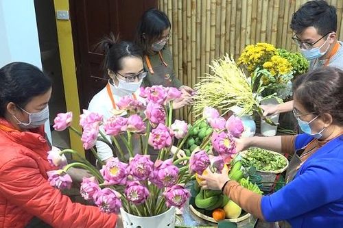 Xuyên đêm làm 300 mẹt hoa quả tiền triệu cúng 23 tháng Chạp