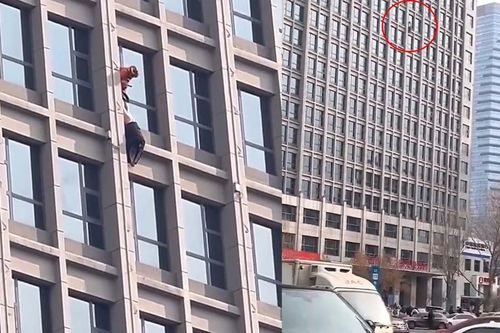 Xem lính cứu hỏa giải cứu người đàn ông bị treo ngược ngoài cửa sổ tầng 13