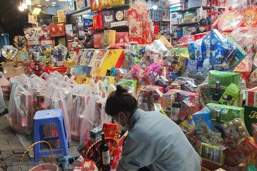Thị trường quà Tết Nguyên đán 2022 đa dạng nhiều chủng loại, mẫu mã