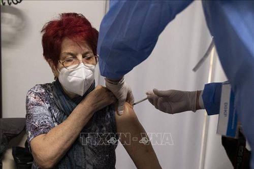 Quốc gia châu Âu đầu tiên áp đặt bắt buộc tiêm vaccine ngừa COVID-19