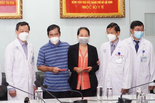 Lần đầu tiên Việt Nam ghép thận thành công cho cặp vợ chồng không cùng nhóm máu