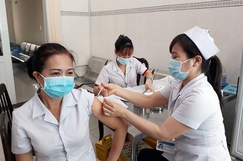 Tiêm liều thứ 3 của vaccine Moderna bằng nửa liều cơ bản