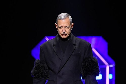 Sao gạo cội Hollywood làm người mẫu catwalk cho Prada khiến giới mộ điệu thích thú