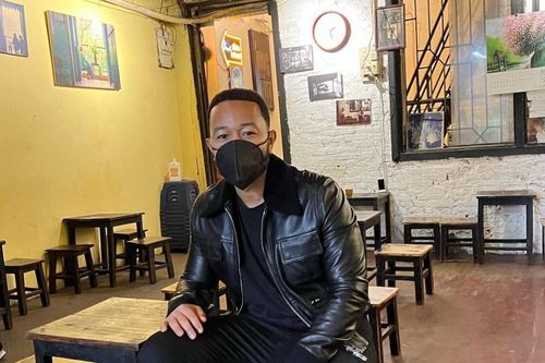 'Huyền thoại' John Legend khoe ảnh dạo phố Hà Nội, uống cà phê trứng