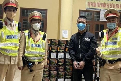 Bắt 2 đối tượng vận chuyển 130 kg pháo hoa nổ