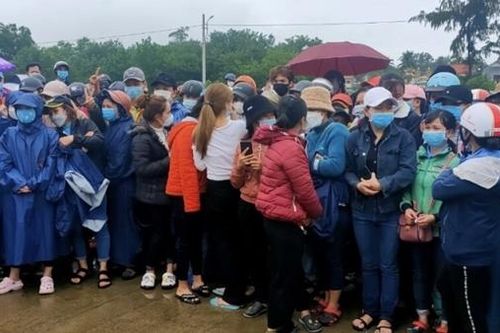Hàng trăm công nhân tập trung thắc mắc tiền thưởng Tết