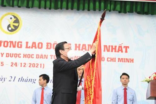 Viện Y dược học dân tộc TPHCM nhận Huân chương Lao động hạng Nhất