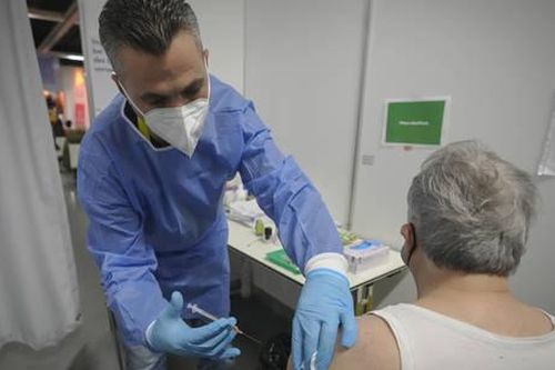 Quốc gia đầu tiên ở châu Âu bắt buộc tiêm vaccine COVID-19