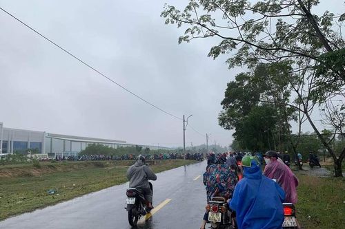 Gần 400 công nhân đội mưa 'quây' công ty ở Huế để đòi lương, thưởng