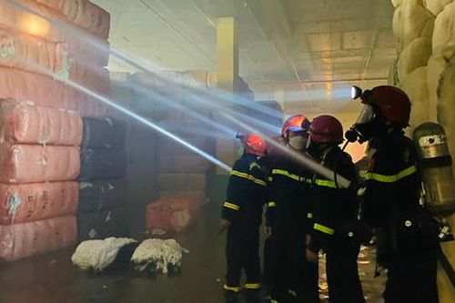 Thừa Thiên Huế: Hàng trăm chiến sĩ xuyên trưa chữa cháy lớn trong Khu công nghiệp