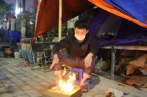 Hà Nội: Tiểu thương trắng đêm trông đào, quất những ngày cận Tết