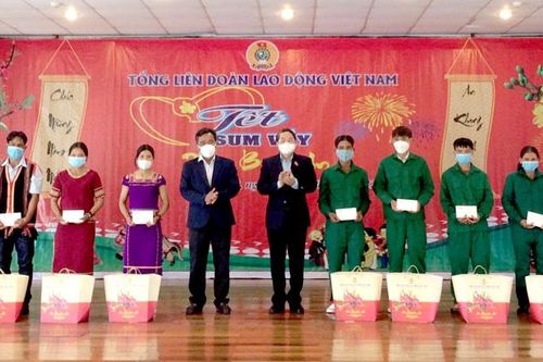 Phó Chủ tịch Quốc hội Nguyễn Đức Hải tặng quà người lao động tại Gia Lai