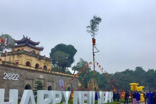 Dựng cây nêu đón Tết ở Hoàng thành Thăng Long