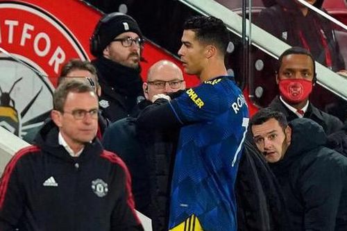 Lộ lý do Ronaldo cự cãi với thầy khi bị thay ra