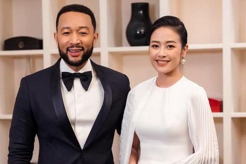 MC Phí Linh chia sẻ cảm xúc khi phỏng vấn huyền thoại âm nhạc John Legend ở Việt Nam