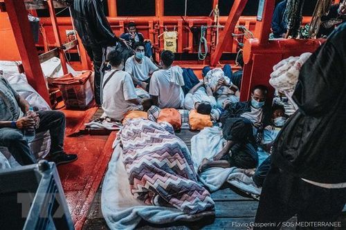 Lực lượng tuần duyên Italy giải cứu hàng trăm người di cư trên biển