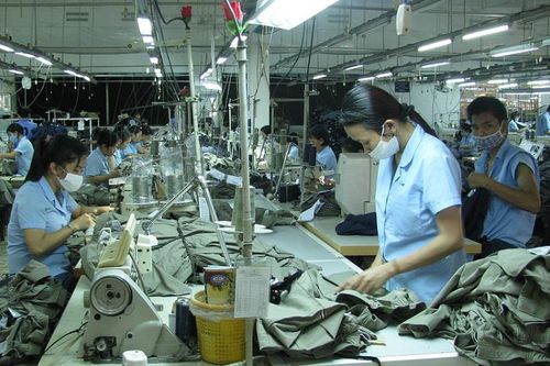 Phạt đến 20 triệu đồng nếu không cho lao động nữ nghỉ 30 phút ngày 'đèn đỏ'