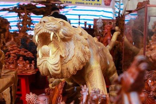 Hổ gỗ được hét giá trăm triệu tại chợ hoa Tết 2022