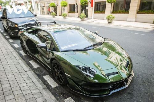 Cận cảnh siêu xe Lamborghini Aventador SVJ màu độc trên phố Sài Gòn
