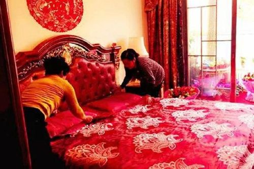 Vợ chồng mới cưới được 2 ngày, mẹ chồng làm trò 'quái đản' trên giường tân hôn, nàng dâu thấy mà choáng