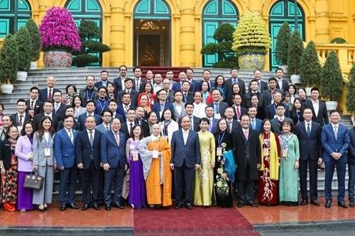 Chủ tịch nước cùng các đại biểu kiều bào thả cá tại Ao cá Bác Hồ