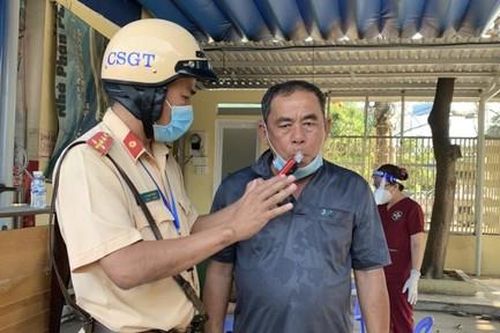 CSGT kiểm tra nồng độ cồn, ma túy tài xế xe khách tại Bến xe Miền Đông