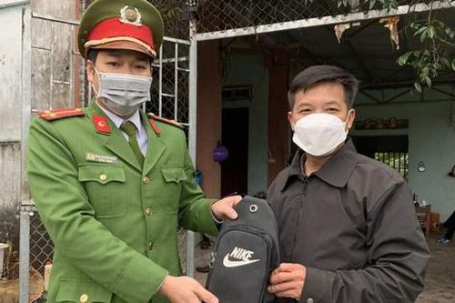 Đánh rơi 230 triệu đồng, người đàn ông ở Quảng Ninh bất ngờ được nhận lại
