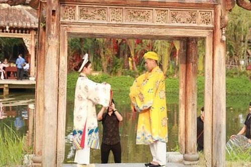 Giới trẻ hào hứng 'check in' với cổ phục chào đón năm mới