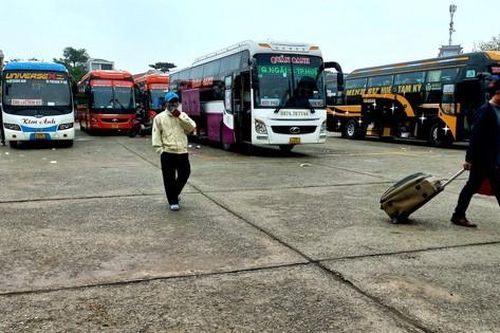Không còn cảnh tay xách nách mang chen chúc mua vé, bến xe ở Huế vẫn vắng lặng ngày giáp Tết