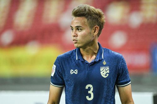Theerathon đáp trả khi bị chỉ trích chơi xấu tại AFF Cup